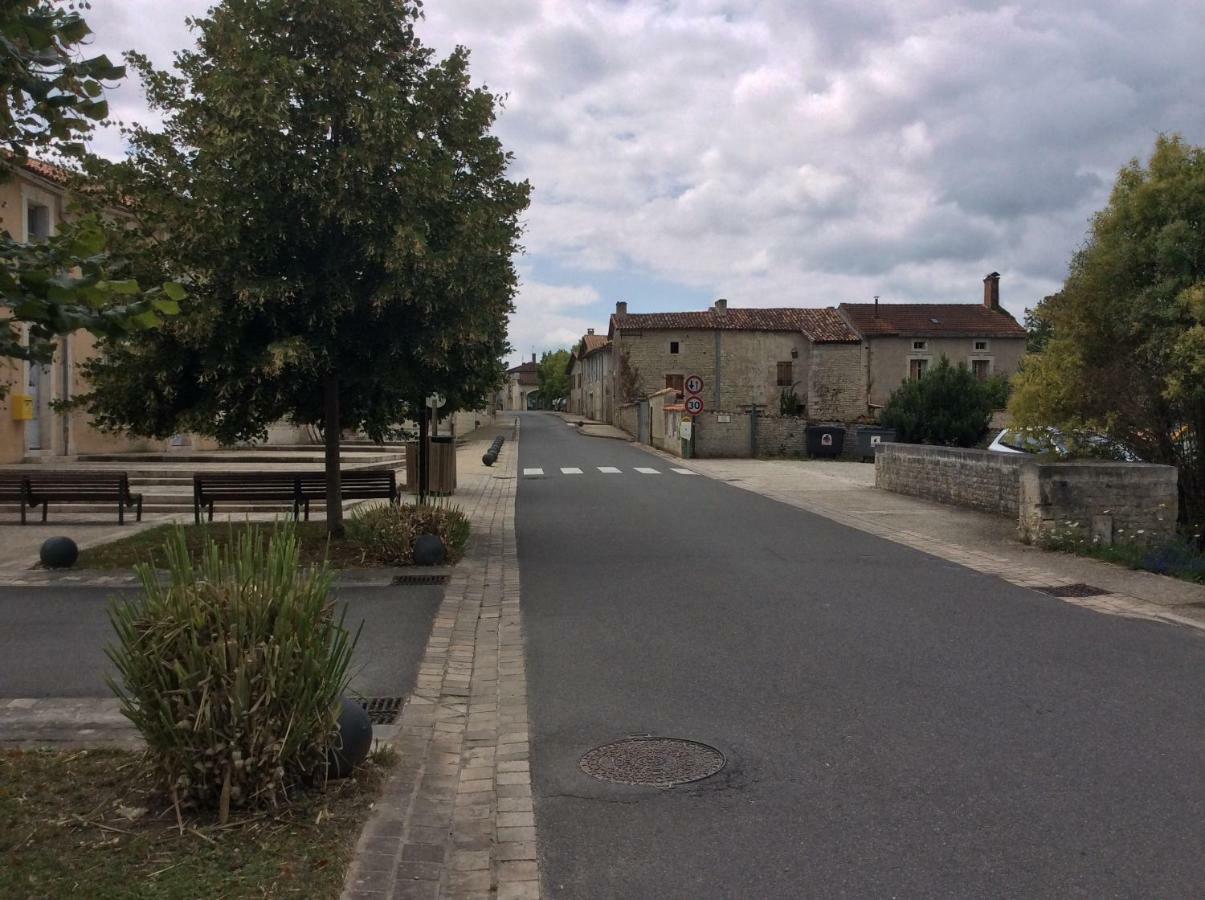 Le Petit Bijou Bed & Breakfast Saint-Fraigne ภายนอก รูปภาพ
