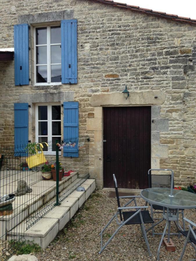 Le Petit Bijou Bed & Breakfast Saint-Fraigne ภายนอก รูปภาพ